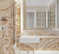 Luxury bathroom in a 3-room apartment with marble details and a mirror.