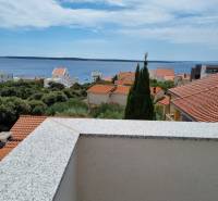 Sea view and rooftops of houses in Mandre from a 4-room apartment.