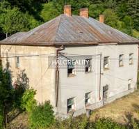 Commercial premises in Hodruša - Hámre surrounded by greenery, building with a metal roof.
