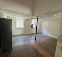 Free space in commercial premises with windows and a column in the middle of the room.