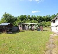 A family house in Nižná Jablonka with yards, a shelter, and nature in the background.
