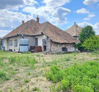 Older house with a yard on a residential plot in Tomášov, Malý Madaras.