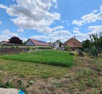 Plots - housing in Malý Madaras in Tomášov with a garden and residential buildings.