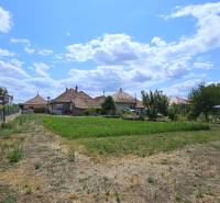 A peaceful scene with a garden and houses in Tomášov, Malý Madaras. Plots - living.