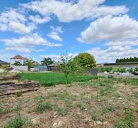 A plot for residential use in Tomášov on Malý Madaras surrounded by gardens and cottages.