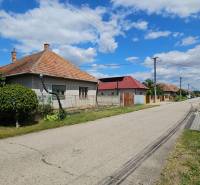 Family houses with red roofs on Malý Madaras Street in Tomášov, ideal for plots - living.