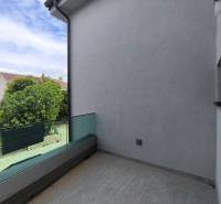 The balcony of a 4-room apartment in Mandre with a view of greenery and the surroundings.