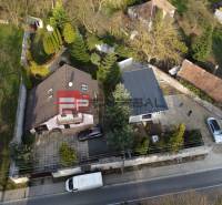 A family house in Píla with a garden, driveway, and parking lot, surrounded by greenery.