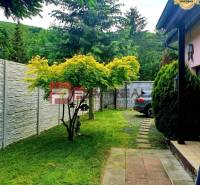 A family house in the village of Píla with a garden, a car, and unique trees.