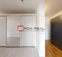 The 4-room apartment has sliding doors and two built-in wardrobes.