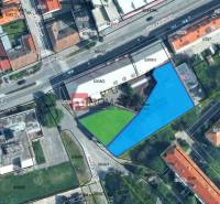 The plot on Ľ. Podjavorinská Street, outlined in blue, next to the building and Kollárova Street.