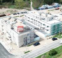 The construction process on Limbašská Street in Pezinok includes the building of 3-room apartments.