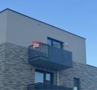 The exterior of a new building on Limbašská Street in Pezinok with a balcony for a 2-room apartment.