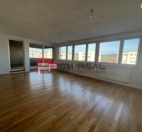 A large spacious room with light parquet floors, windows with a view, 4-room apartment.