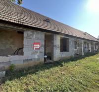 Unfinished building on a residential plot, Hlavná Street, Viničné.