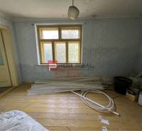 A room with a wooden floor, old doors, building materials, used for renovation. Properties - housing.