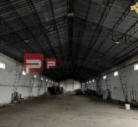 The warehouse on Partizánska Street has spacious halls with a metal structure.