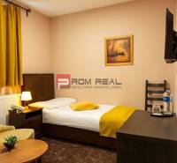 Cozy room with a bed, chair, and television, ideal for hotels and guesthouses.