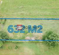 Plots - residential, 632 m² in Marianka, Na Tálkoch, surrounded by greenery and a road.