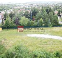 Plots - housing in Marianka on Štúrova Street with greenery and a view of the houses.