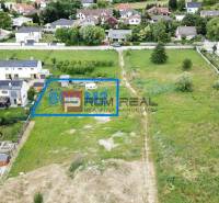 Plots - housing in Marianka on Na Ovsisku, with an area of 800 m², surrounded by greenery and houses.