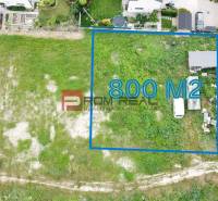 Residential land in Marianka on Na Ovsisku street, area 800 m², grassy terrain.