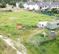 Land - housing in Marianka on Na Ovsisku, grassy terrain with caravans.