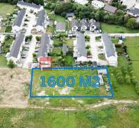 Building plot, 1600 m², on Na Ovsisku street in Marianka, surrounded by residential development.