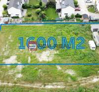 Land - housing in Marianka, Na Ovsisku, 1600 m², with surrounding modern houses.