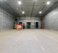 Warehouses and halls: Empty interior with high ceiling and lighting.
