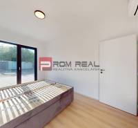 Bright bedroom with a bed and access to the terrace in a 3-room apartment.