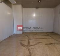 A space with light walls and flooring, suitable for warehouses and halls.
