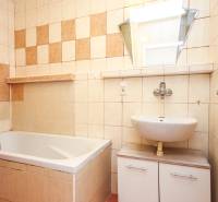 Bathroom with a bathtub and a sink in a 3-room apartment.