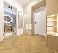 Entrance hall of a 3-room apartment on Benediktiho Street with wooden flooring and lighting.