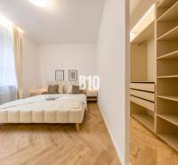 Bright bedroom with a bed and wardrobe, 3-room apartment on Benediktiho Street.