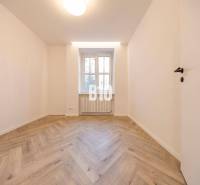 A bright room with a parquet floor and a window in a 3-room apartment on Benediktiho Street.