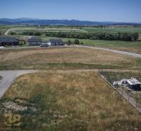 Residential plots in the village of Mlynica with a view of the mountains and houses in the vicinity.