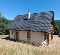 A cottage in Horné Hámre with a wooden roof and a veranda, surrounded by nature.