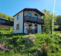 A cottage in Počúvadlo surrounded by greenery, a terrace with a view of nature.