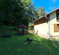 Cottage on Dobra in Kvakovce with a gazebo by the forest and a manicured lawn.