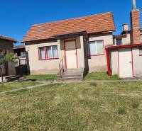 A family house in Obsolovce in Horné Obdokovce with a pitched roof and a front garden.