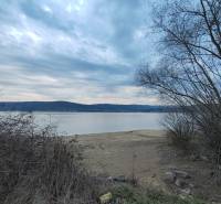 View of the water surface from the beach at the Recreational Grounds in Holčíkovce on Eva.