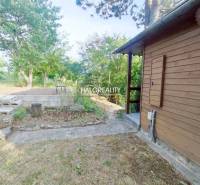 A wooden cottage in the gardens near Zvolen, surrounded by greenery and nature, ideal for relaxation.