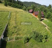 Recreational plots in Vyšné Ružbachy with a cottage, surrounded by nature and greenery.