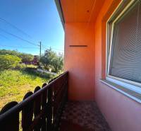 The balcony of a 3-room apartment in Honce with a view of the garden and surrounding nature.