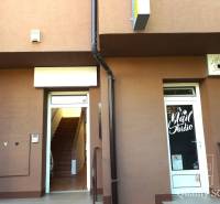 Entrance to the building on Mäsiarska Street in Senec next to the nail studio.