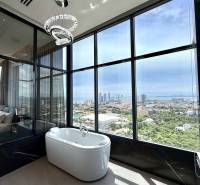 View from a 4-room apartment in Pattaya with a bathtub and a panoramic window.