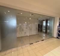 Glass entrance doors with tiles in commercial premises.
