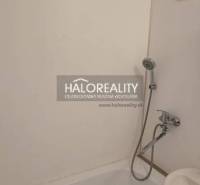 Bathroom with a bathtub and shower in a studio apartment, clean lines and practical layout.