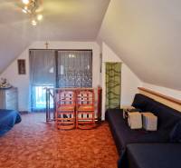 Attic room in a cottage with furniture and decorations, ideal for relaxation.